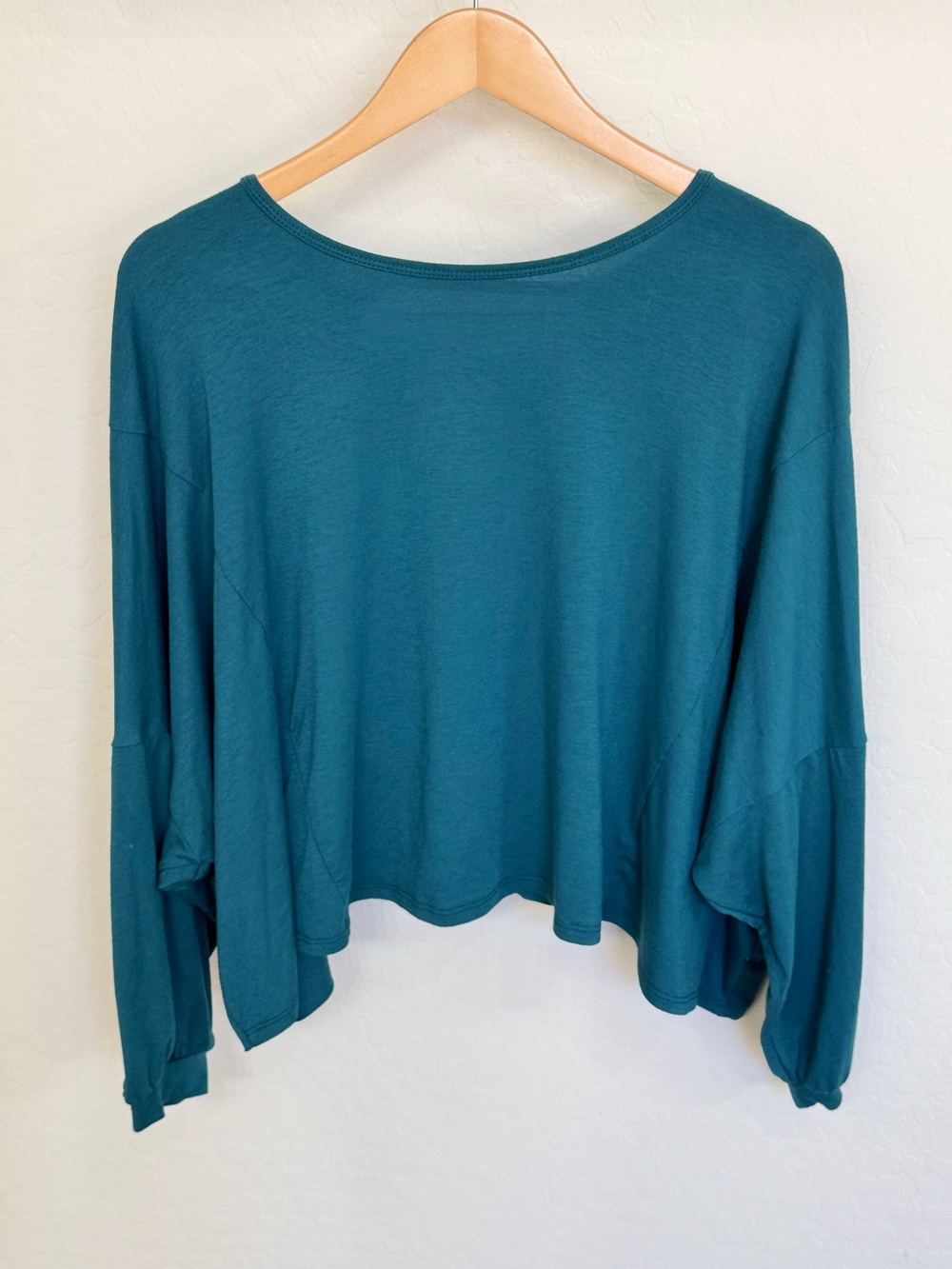 Onzie Open Cutout Back Long Sleeve Cropped OM Top Jersey Teal Green M/L